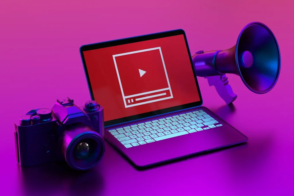 laptop, aparat fotograficzny i megafon