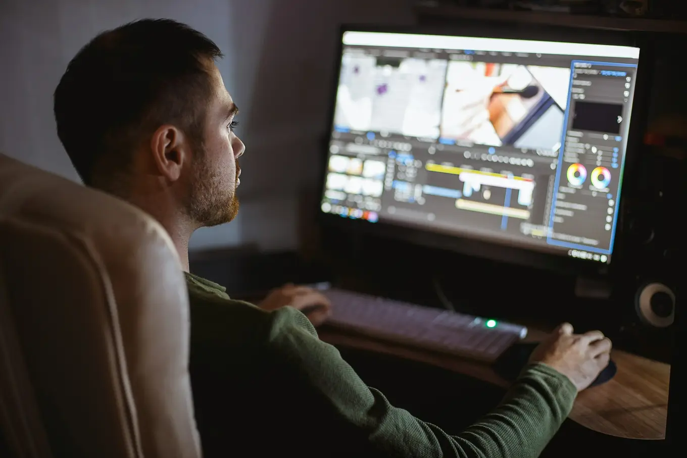 mężczyzna przed komputerem